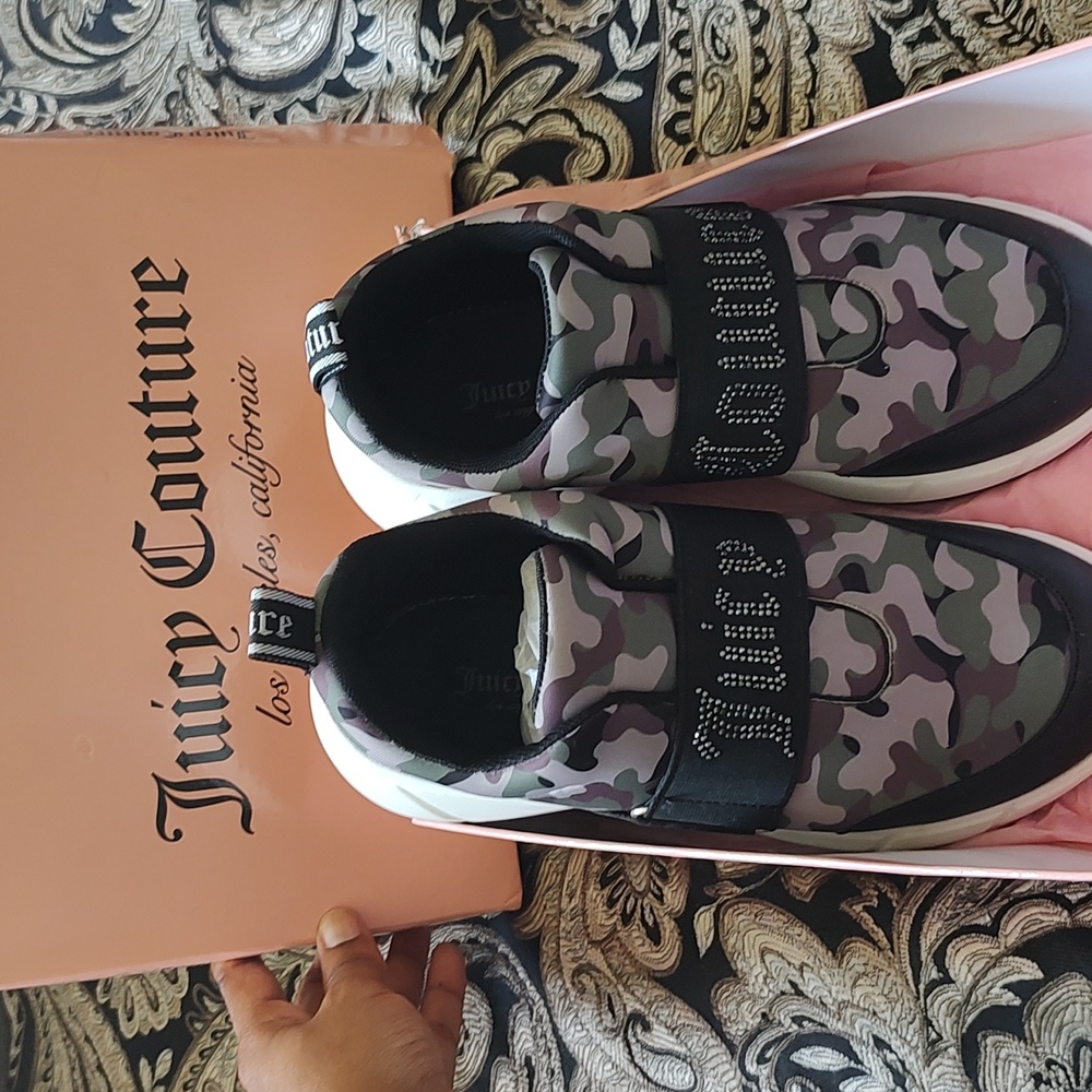 Juicy Couture Above it camo tennis shoe